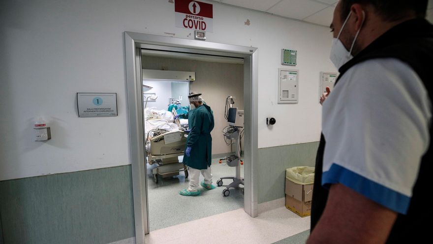 Suspenden a casi 2.000 médicos que trabajaban sin vacunar en Italia EFE/EPA/GIUSEPPE LAMI