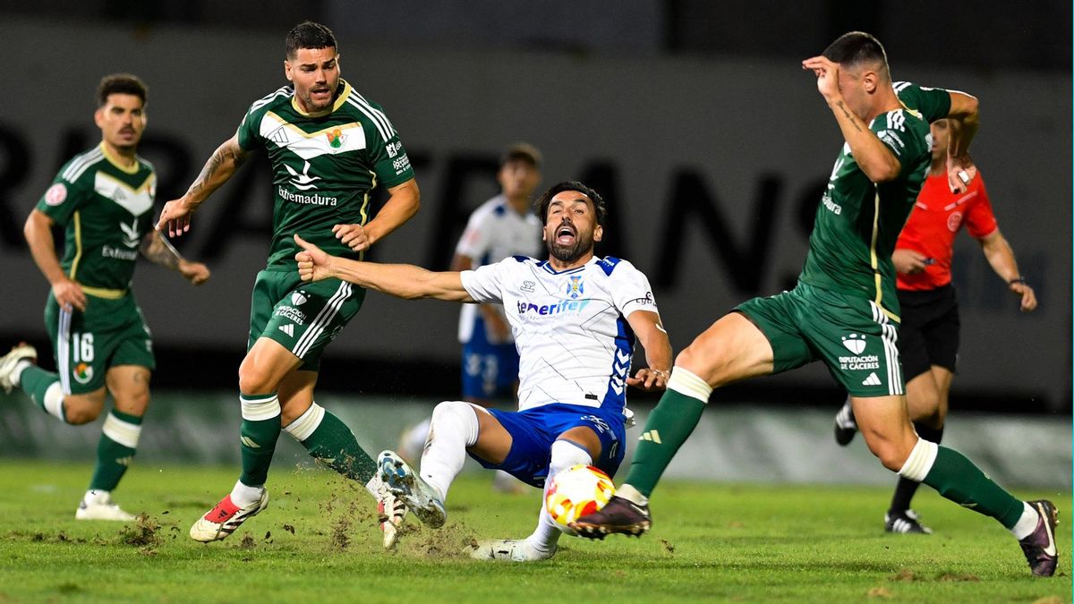 Enric Gallego cae en una disputa con jugadores del Cacereño