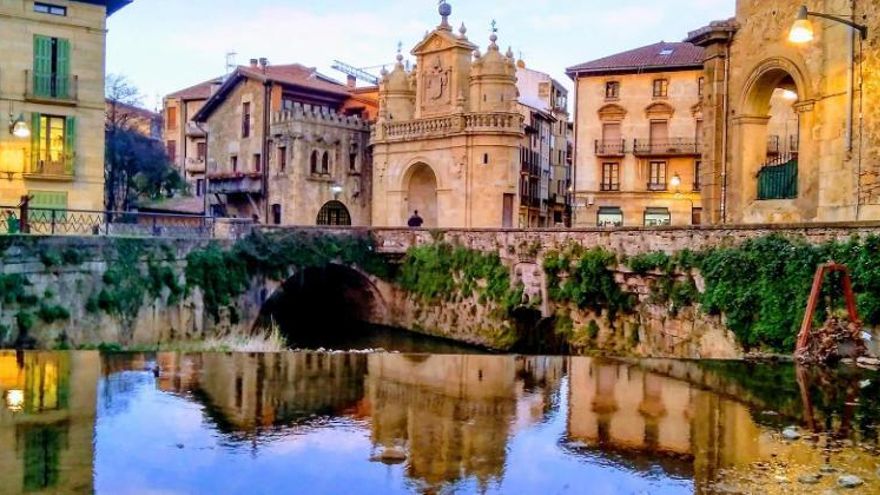 Durango destaca por el pórtico de madera en la iglesia de Santa María de Uribarri