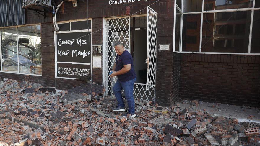Un hombre camina sobre escombros tras un fuerte temblor este lunes, en Cali (Colombia).