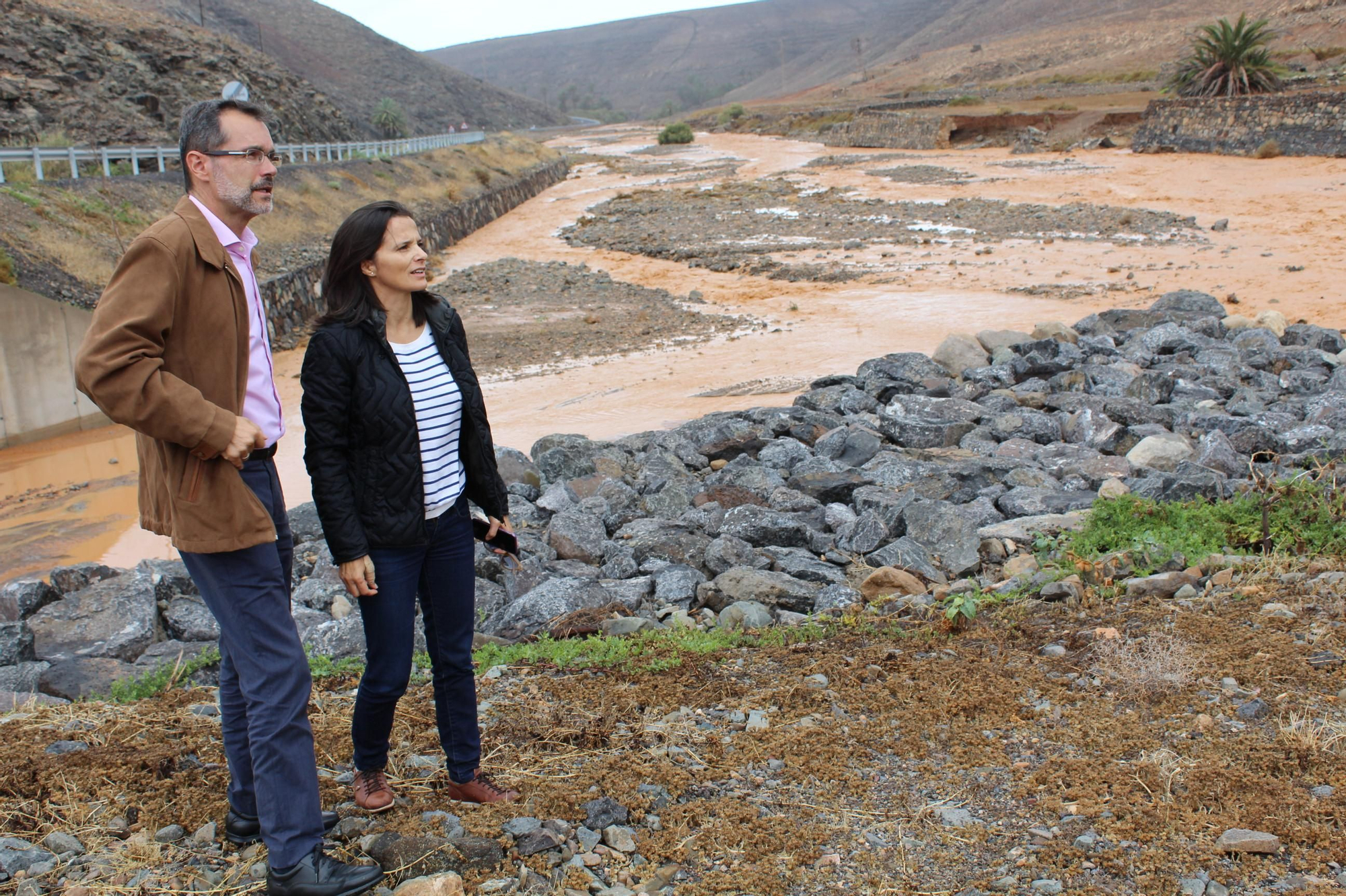El presidente del Cabildo de Fuerteventura, Marcial Morales y la consejera de Obras Públicas, Edilia Pérez, observan los destrozos en el barranco de Ajuy (CABILDO FUERTEVENTURA)