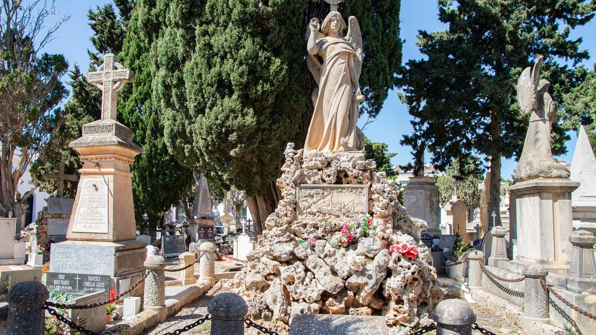 El monumento a las víctimas en el cementerio viejo de Ciutadella todavía recuerda a los 156 muertos que fueron enterrados allí
