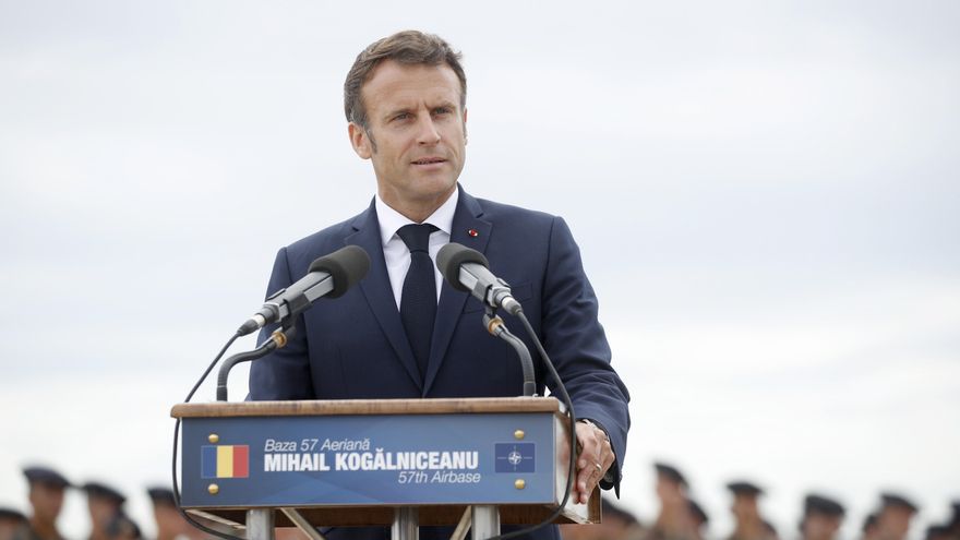 El presidente francés, Emmanuel Macron, en su visita a las tropas de la OTAN en la base de Mihail Kogalniceanu, Rumanía, este miércoles. EFE/EPA/YOAN VALAT / POOL