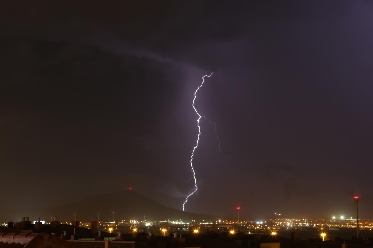 Tormenta eléctrica sobre la montaña de Arinaga. (ALEJANDRO RAMOS)