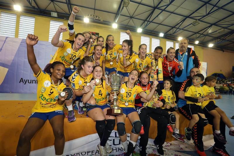 Las jugadoras del equipo de balonmano Rocasa Gran Canaria posan con la copa de ganadoras de la Copa EHF Challenge