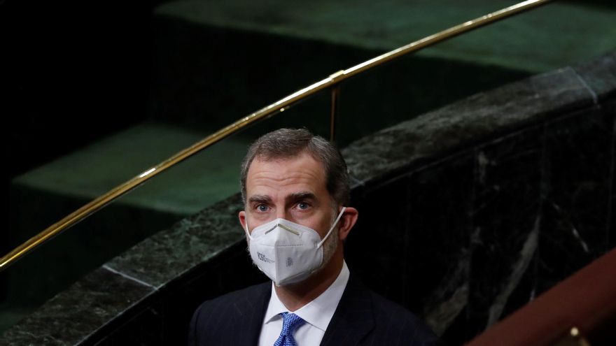 Archivo - El rey Felipe VI durante una visita al hemiciclo del Congreso de los Diputados.