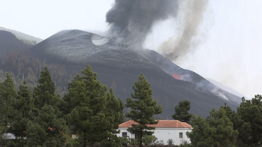 Las nuevas bocas del volcán de La Palma junto al cono principal.