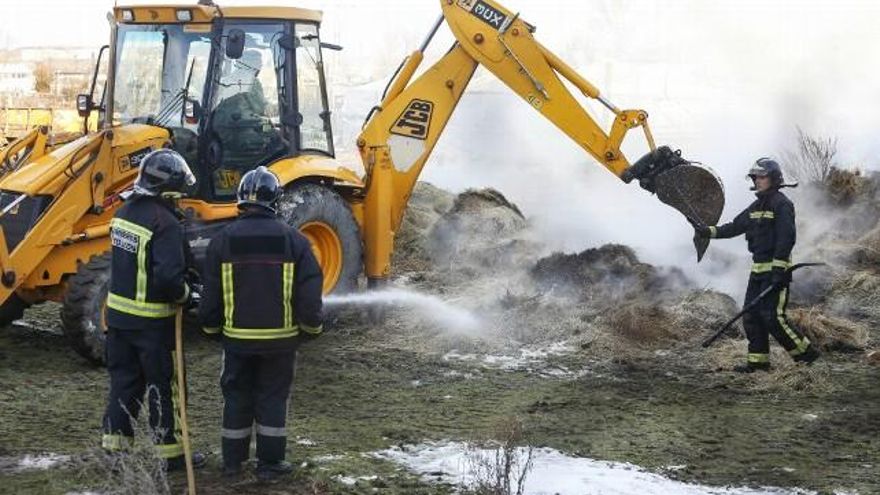 Carlos S. Campillo / ICAL Incendio de una nave ganadera con animales y pacas de paja en la calle Juan de Herrera de Villaobispo de las Regueras (León)