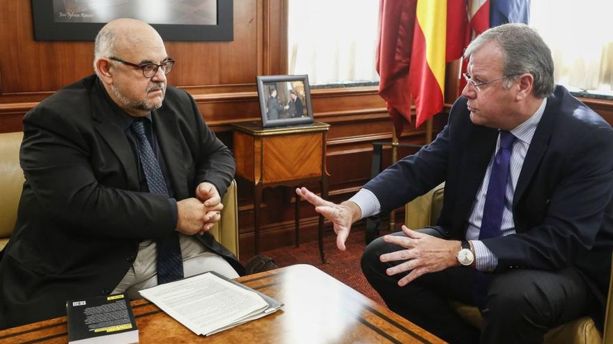 Carlos S. Campillo / ICAL Reunión entre el alcalde de León, Antonio Silván, y el director de la Sección Española de Amnistía Internacional, Esteban Beltrán