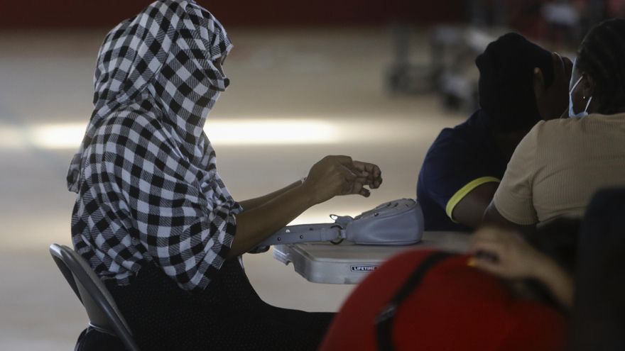 Migrantes deportados de EE.UU. a Panamá, trasladados sin apoyo oficial a un nuevo albergue