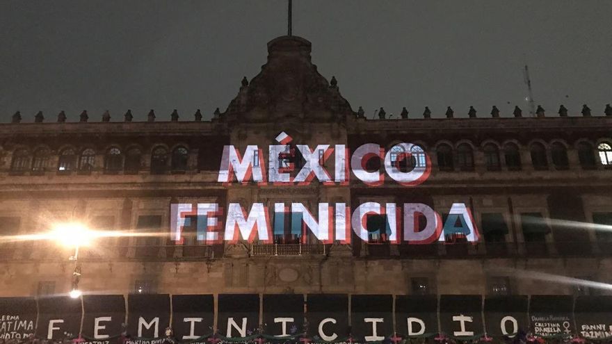 Día de la Mujer, en Ciudad de México. Proyección protesta en la sede presidencial.