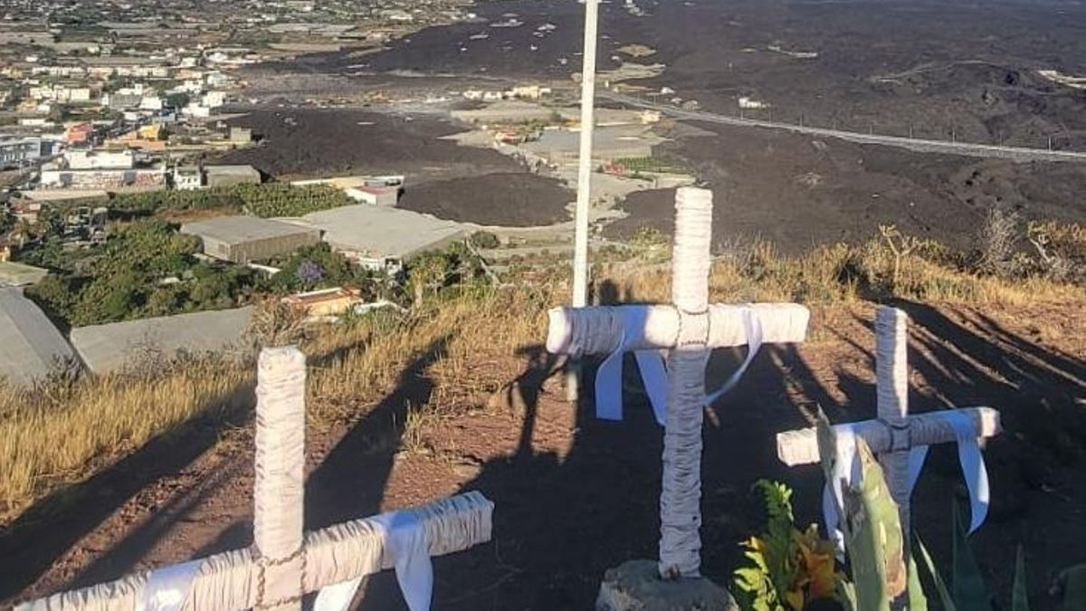 Reposición de las cruces retiradas y salvadas de la lava del volcán Tajogaite