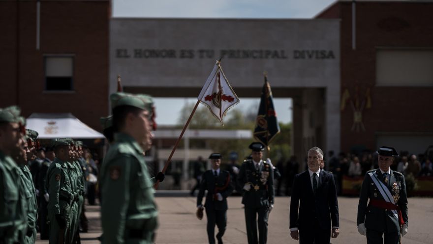 El ministro del Interior, Fernando Grande-Marlaska (2d), preside la jura de bandera en el Colegio de Guardias Jóvenes 'Duque de Ahumada'