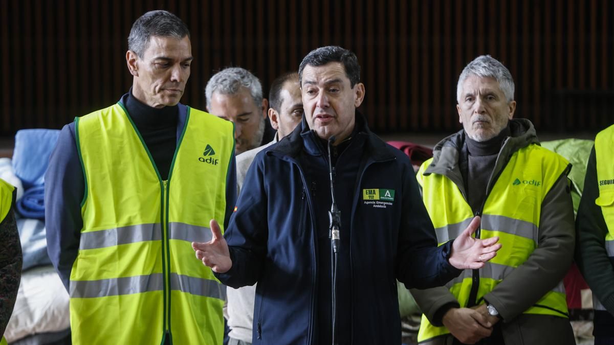 Juanma Moreno atiende a los medios en Adamuz tras el accidente ferroviario
