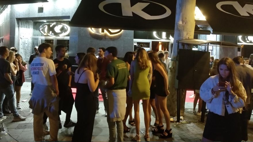 Jóvenes a la entrada de la discoteca Teatro Kapital, en Madrid.