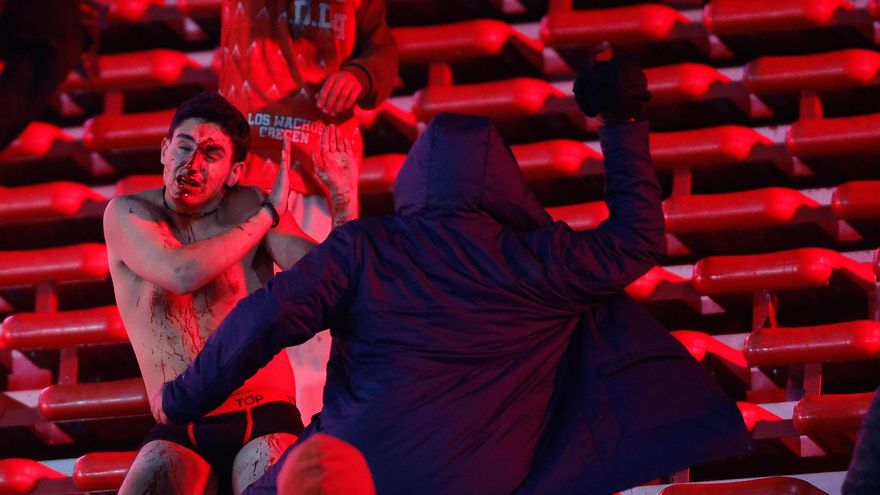La violencia extrema entre los hinchas de Independiente y la U de Chile dejó decenas de heridos y más de 100 detenidos