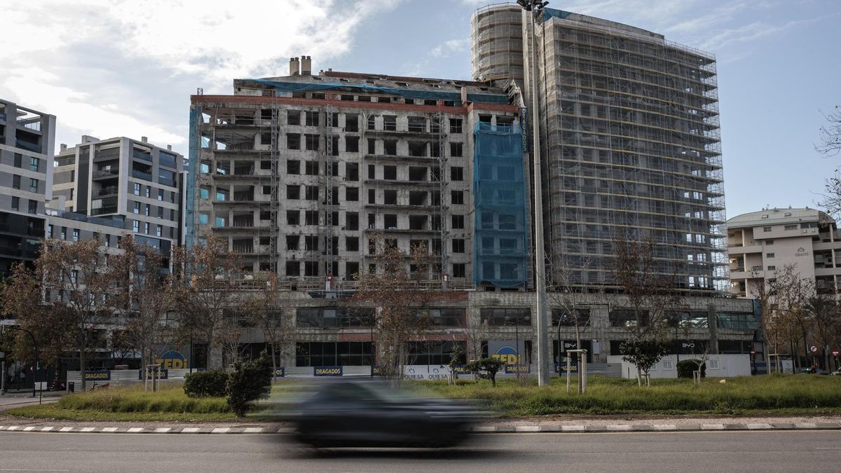 Panorámica del edificio de Campanar en el que murieron 10 personas tras un incendio.