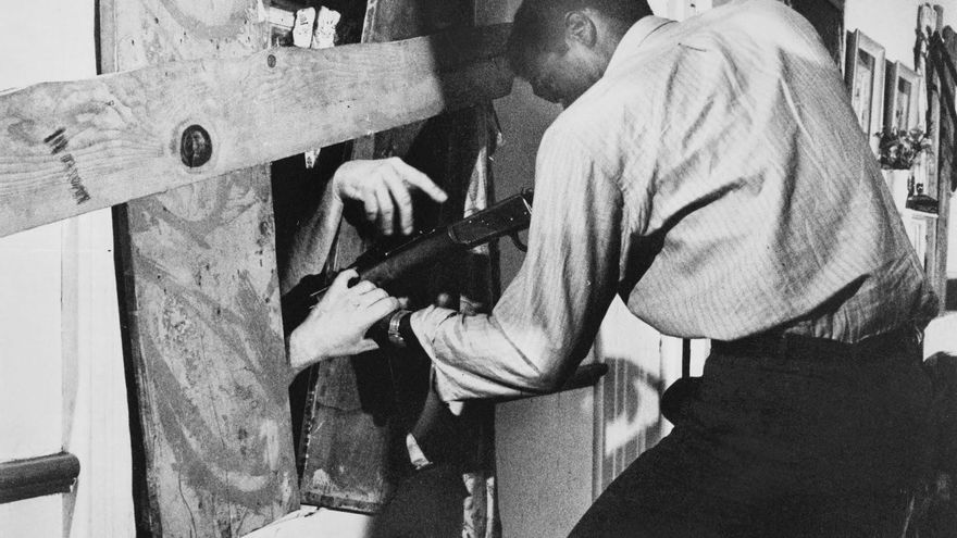 Varios personajes de 'La noche de los muertos vivientes' intentan protegerse asegurando una casa