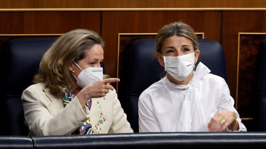 Nadia Calviño y Yolanda Díaz, en el Congreso de los Diputados.