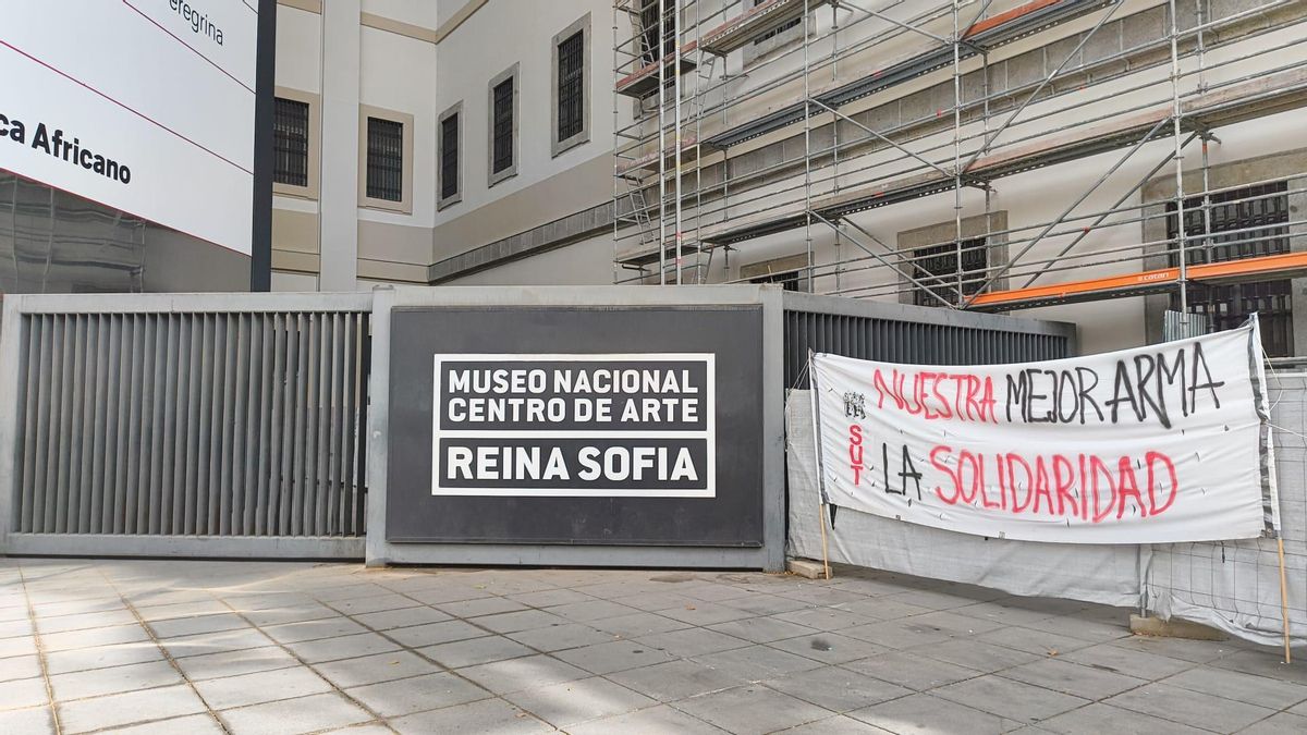 El acceso clausurado del Museo Reina Sofía durante la huelga