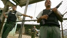 En la imagen, guardas de seguridad custodian la cárcel 'La Reforma' de Costa Rica