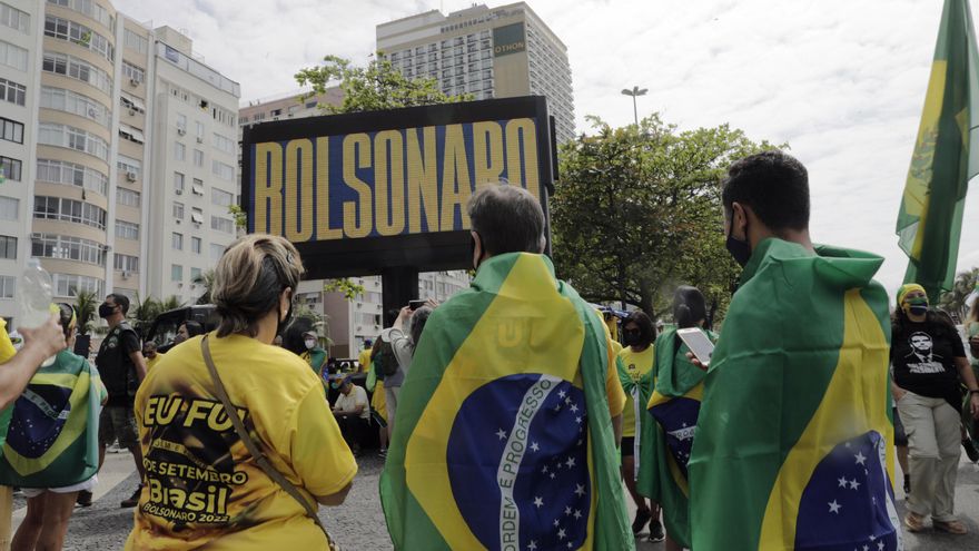 Manifestantes en la playa Copacabana de Río de Janeiro (Brasil).