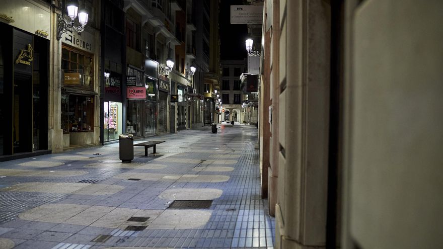 Calle San Francisco de Santander la segunda noche de toque de queda en Cantabria. Archivo