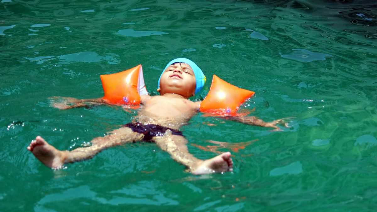 Los manguitos solo mejoran la flotación y no garantizan que el niño no se vuelque.