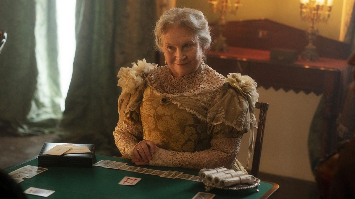 Lady Imelda Hansen, interpretada por Michele Dotrice, llega como una figura ligada a las antiguas jerarquías y contraria a la posición alcanzada por la familia