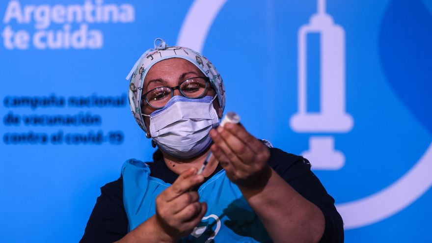 Argentina alcanzó este lunes las 39.191.748 vacunas aplicadas contra la covid-19, de las cuales 27.218.267 corresponden a la primera dosis (un 60 % de la población) y otras 11.973.481 a la segunda (un 26,4 %). EFE/Juan Ignacio Roncoroni/Archivo