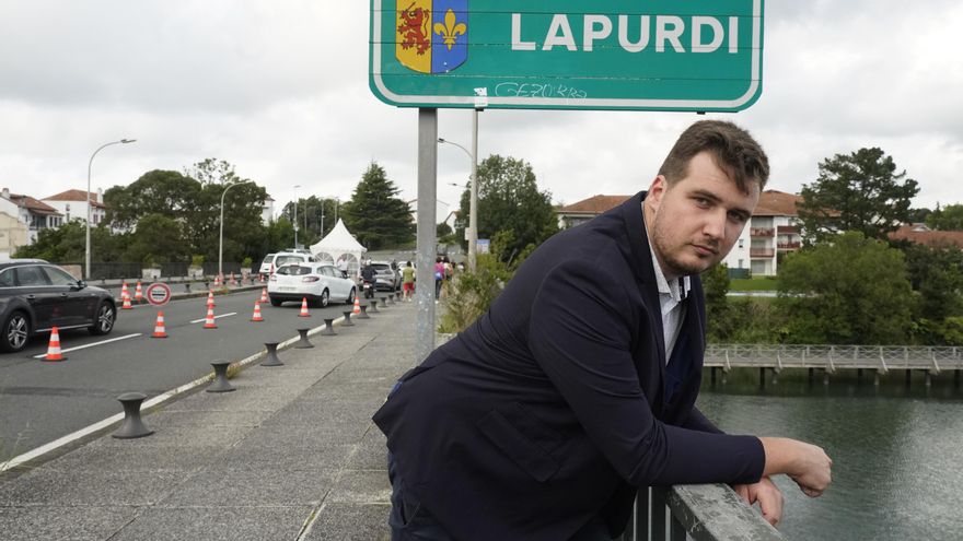 Tom Dubois, en el puente de Santiago sobre el río Bidasoa