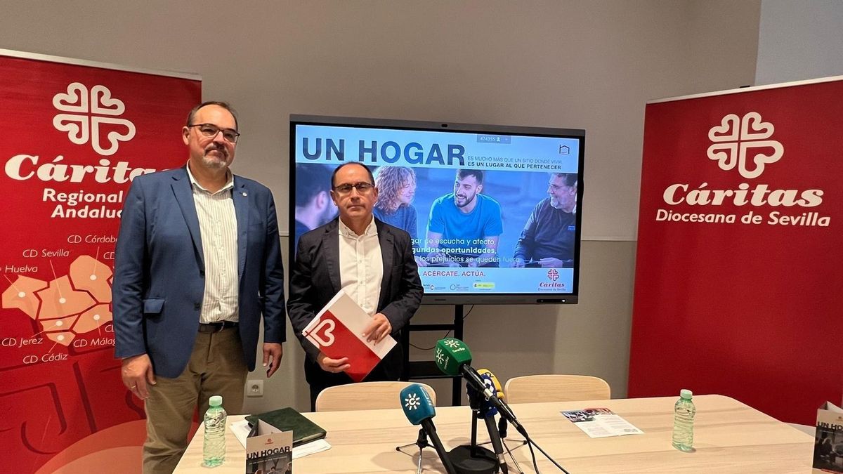Miguel Ángel Carbajo Selles, director de Cáritas Diocesana de Sevilla, y Francisco Sánchez Heras, presidente de Cáritas Regional de Andalucía, en la presentación de los datos de atención de 2025 con motivo del Día de las Personas Sin Hogar.