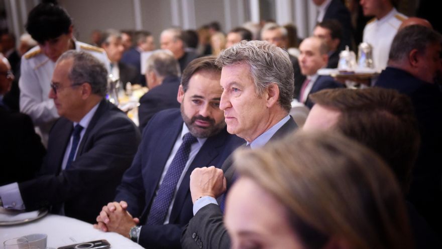El presidente del PP, Alberto Núñez Feijóo, presenta al presidente del PP de Castilla-la Mancha, Paco Núñez en el desayuno de Nueva Economía Fórum, en el Hotel Ritz, a 20 de mayo de 2025, en Madrid (España).