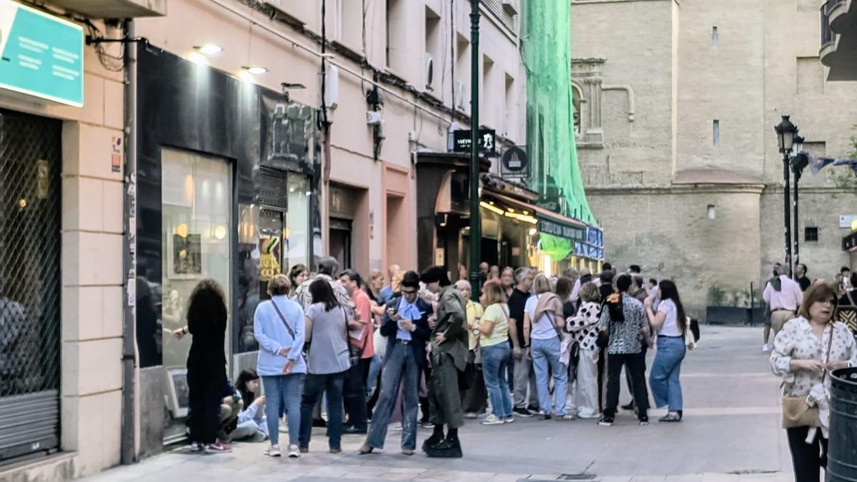 Exterior de la galería Arte por un tubo, en la calle Ossau de Zaragoza, inauguración de la expo de Silvia Bautista, Ángel J. Laín y David Vela, desde 16 al 28 de abril.