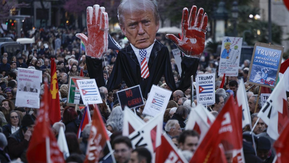 Una manifestación recorre las calles del centro de València con un grito unánime: "No a la guerra"