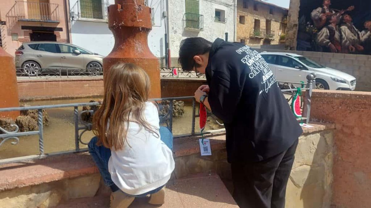 Colocación de sandías en la fuente de Tramacastilla