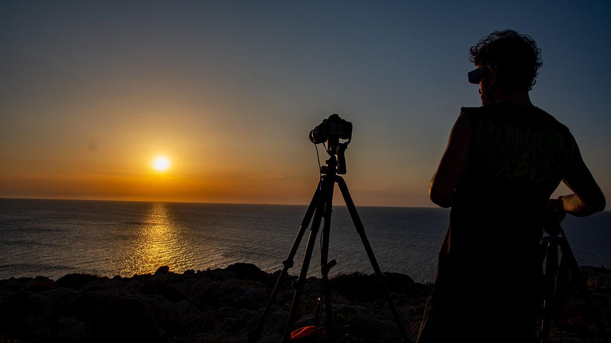 Aguardando al eclipse en Cala Morell