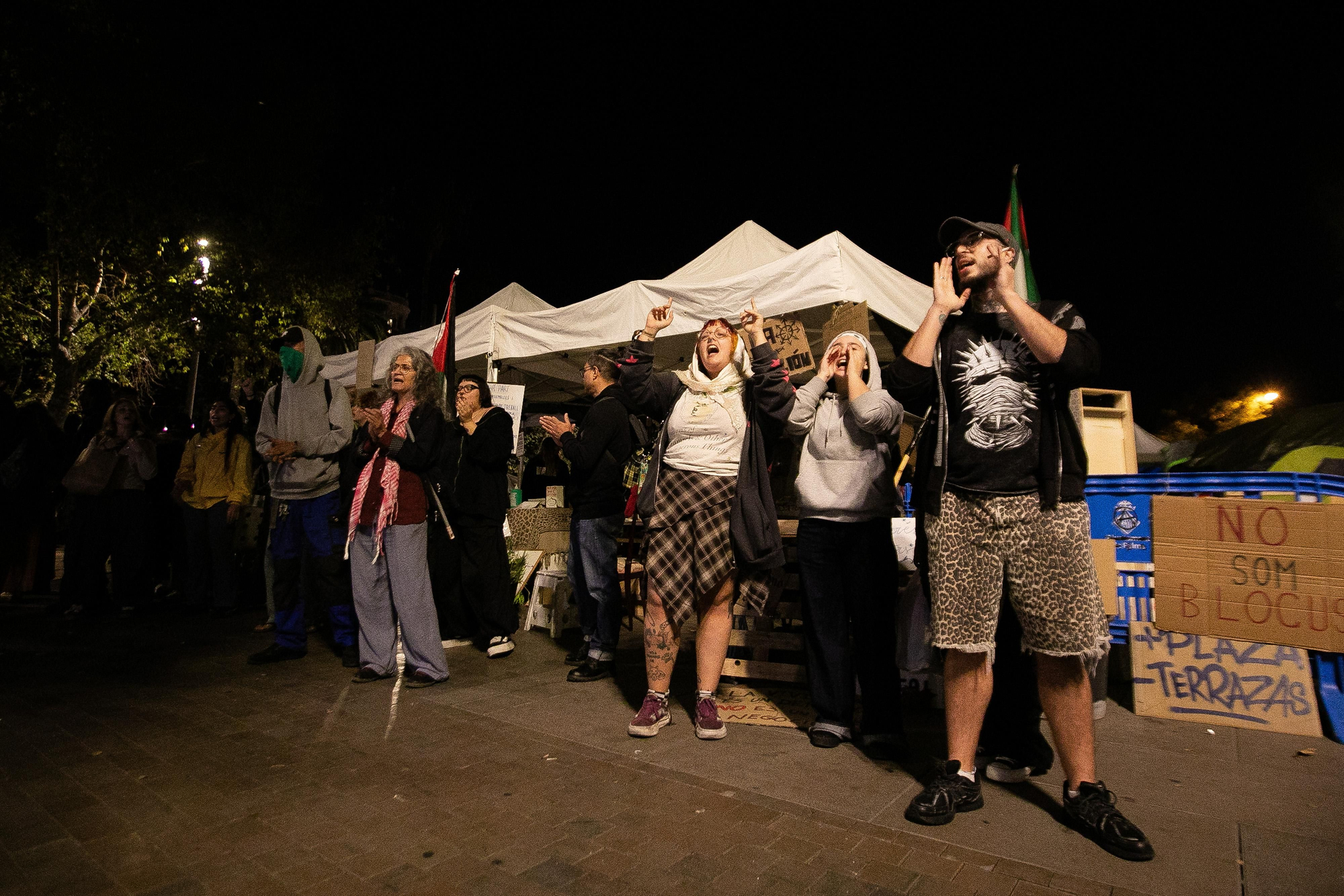 Activistas por el derecho a la vivienda defienden la acampada de la Plaza de España frente a las provocaciones y las amenazas de represalias