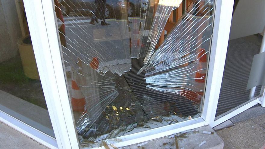 La puerta de entrada de TV3, después del impacto del vehículo