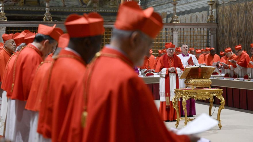 Los cardenales rezando antes del inicio del primer día de cónclave