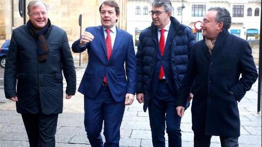 Reunión con varios concejales y el consejero de Fomento de la Junta, el leonés Juan Carlos Suárez-Quiñones.