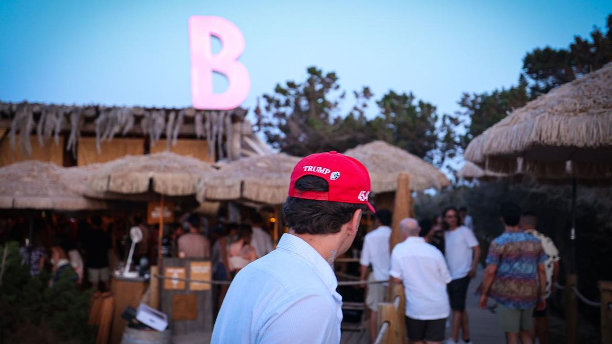 Trumpismo en es Cavall d'en Borràs cuando el Beso Beach era una fiesta.