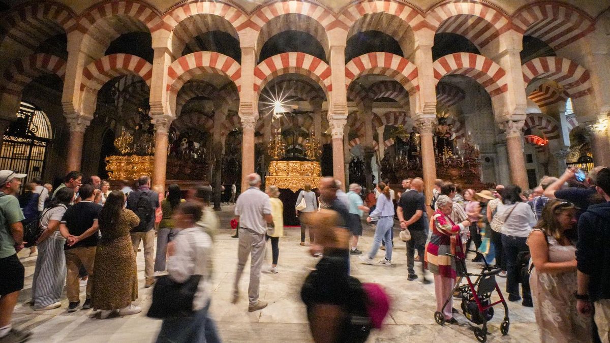 La Mezquita-Catedral, museo de imaginería por unos días