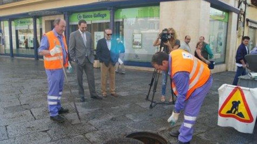 Los trabajadores de Urbaser proceden a echar el veneno contra las ratas por las alcantarrillas en la zona centro.