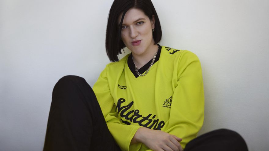 Romy, la cantante de The XX, publica un disco para "alegrar las canciones de amor entre mujeres"