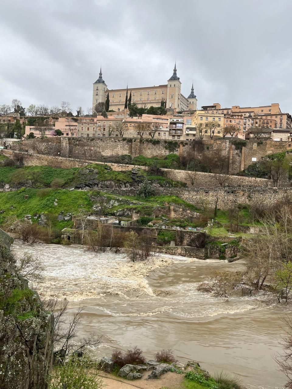 La crecida del río Tajo a su paso por Toledo tras la borrasca Jana, en imágenes