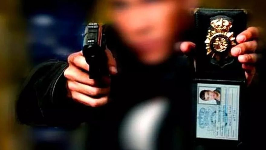 La Justícia suspèn dos dies un policia que va fer classes de tir a actrius de 'Servir y Proteger' sense permís