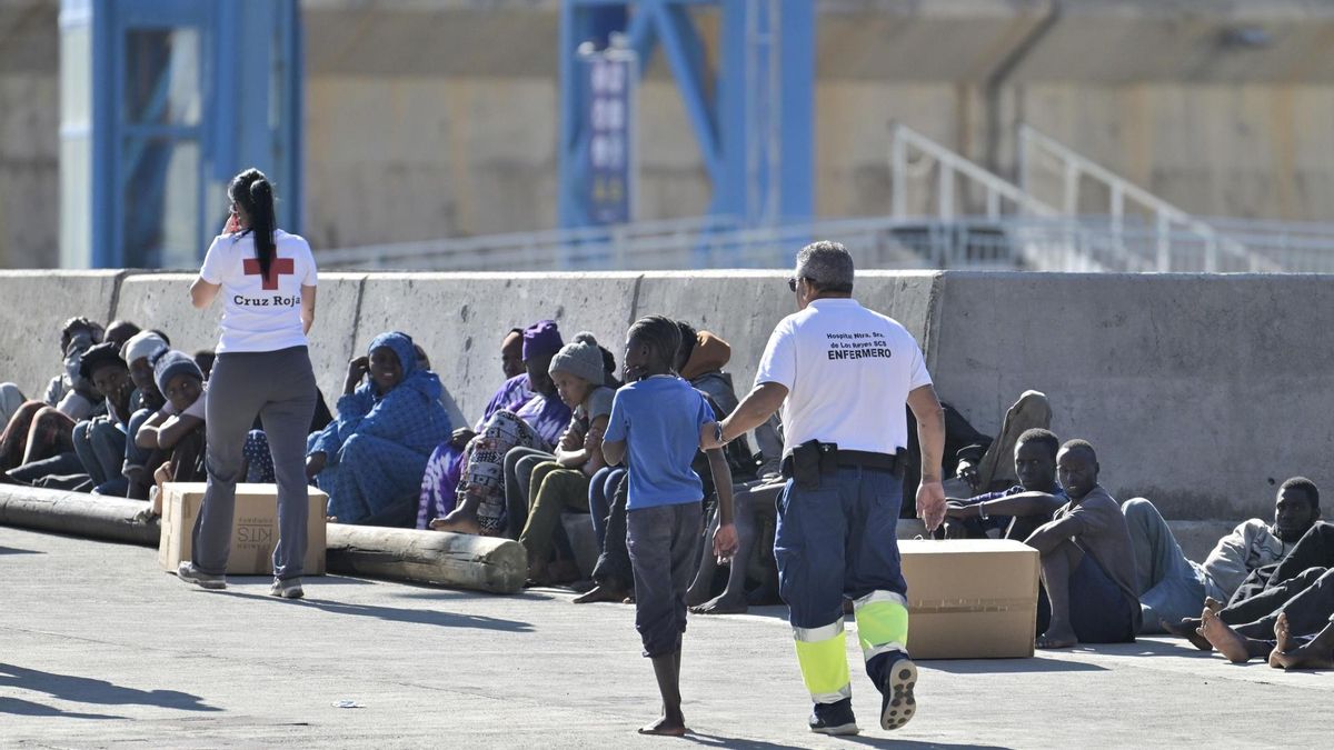 Personas llegadas este martes en un cayuco que arribó por sus propios medios a El Hierro, tras desembarcar en el muelle de La Restinga.