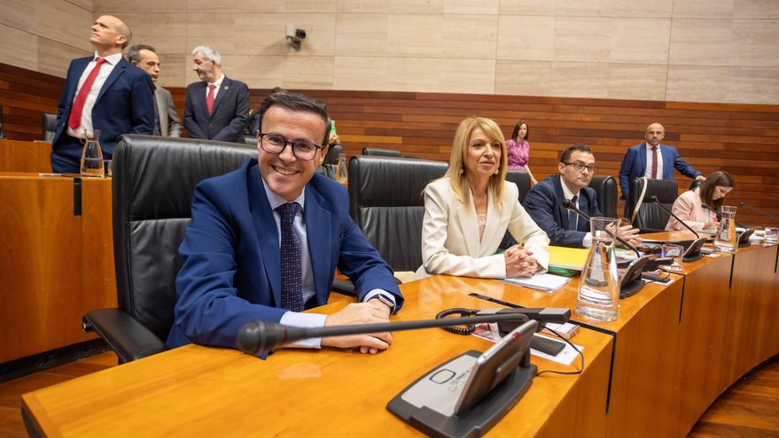 Gallardo se estrena en la Asamblea prometiendo quedarse y dar la batalla "sin complejos"