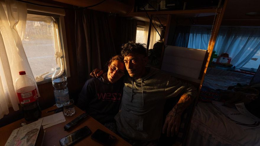 "Los compañeros saben dónde vive y se burlan de mi hijo": María y Ramón, desahuciados en una caravana